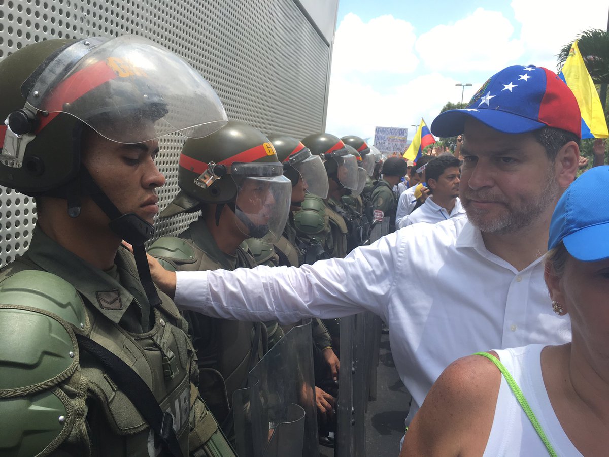 Cantando el Himno Nacional superaron los piquetes de la GNB en la marcha de este sábado #22A (Video)