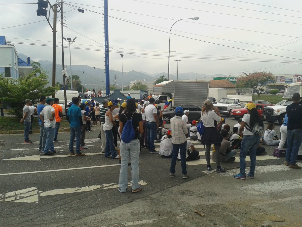 Plantón en la Intercomunal Guarenas-Guatire se realiza frente a Farmatodo (Fotos)