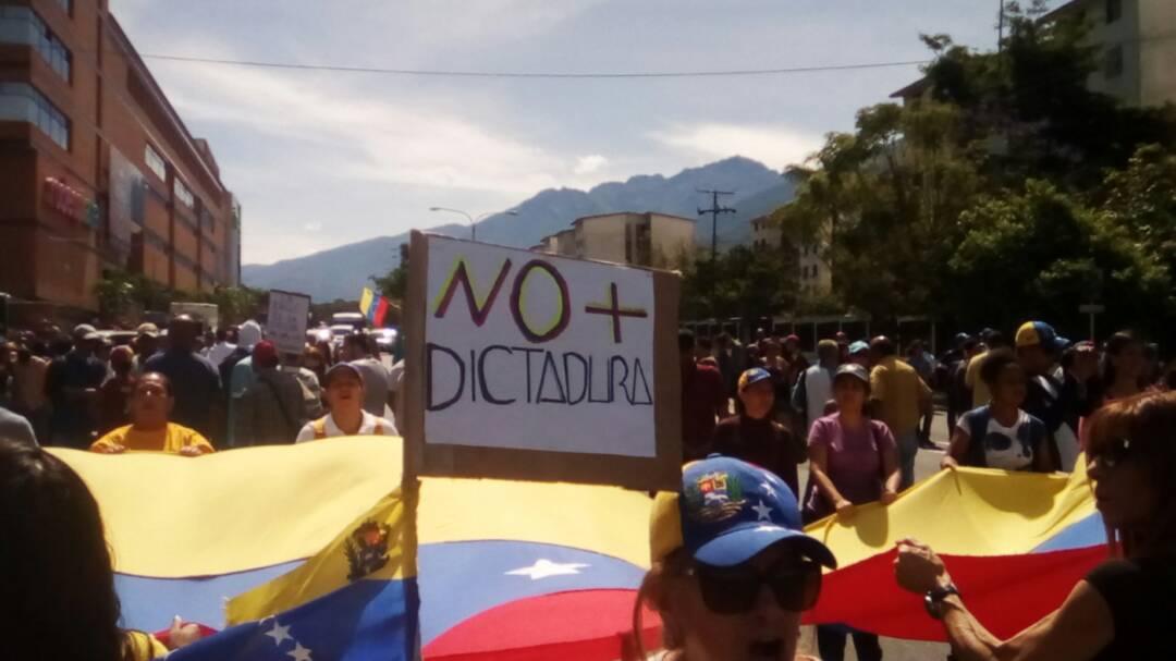 Merideños se concentran en la avenida Las Américas este #26A (Fotos)