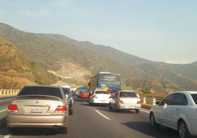 Foto: Un solo canal habilitado en la Caracas-La Guaira