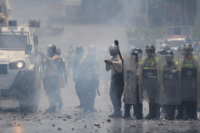 En la gráfica de Régulo Gómez se observa como los represores de la GNB apuntan sus lanzabombas a los manifestantes, hoy 26 de abril de 2017 en El Rosal, Caracas