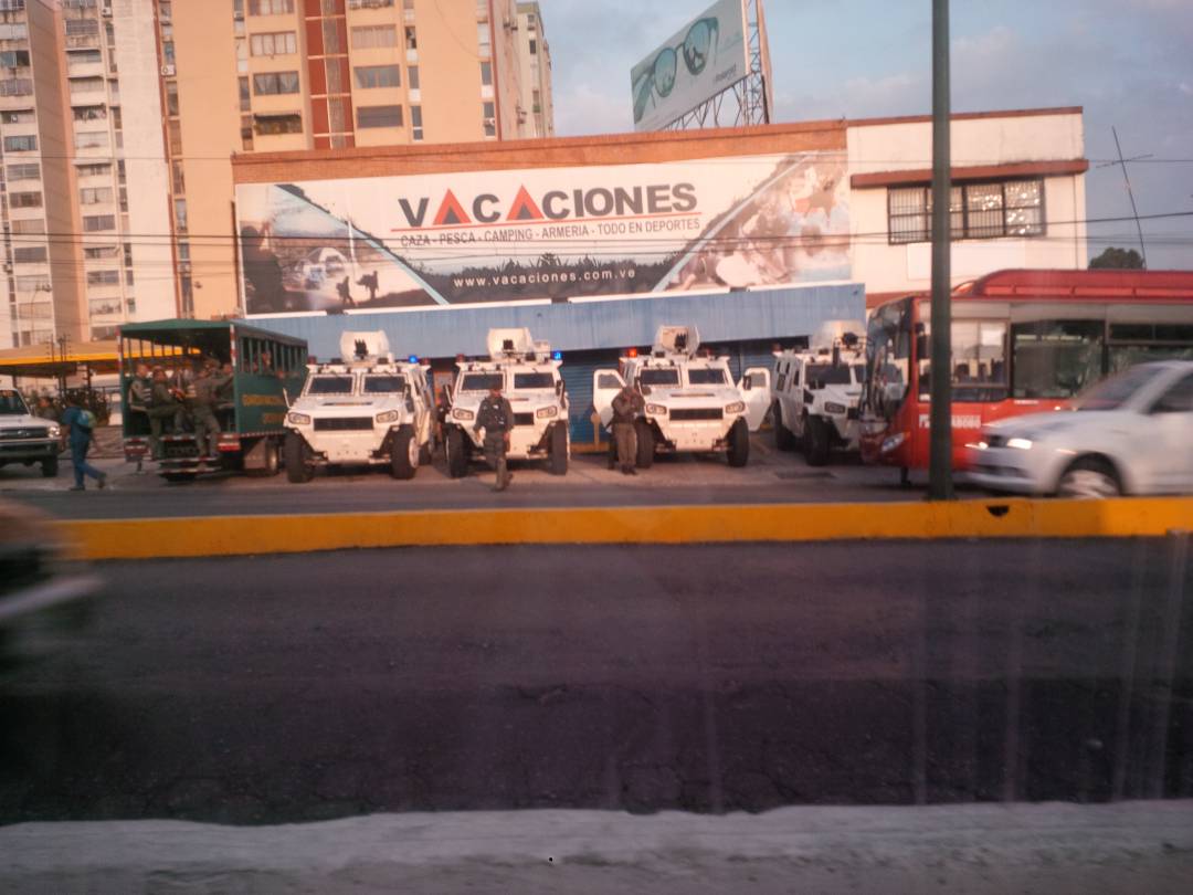 Tanquetas y GNB custodian la Defensoría del Pueblo en Valencia este #26A (Fotos)