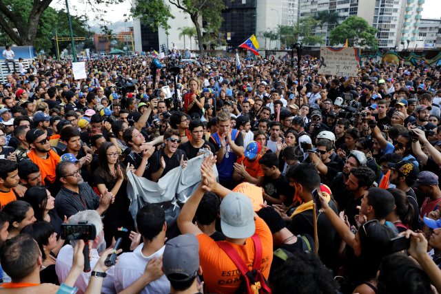 Opposition supporters and students take part in a tribute to Juan Pablo Pernalete, who died after being hit by a tear gas shot during a protest against Venezuelan President Nicolas Maduro, in Caracas, Venezuela April 27, 2017. REUTERS/Carlos Garcia Rawlins