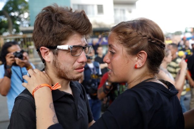 Students react during a tribute to Juan Pablo Pernalete, who died after being hit by a tear gas shot during a protest against Venezuelan President Nicolas Maduro, in Caracas, Venezuela April 27, 2017. REUTERS/Carlos Garcia Rawlins