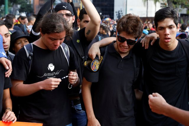 Students react during a tribute to Juan Pablo Pernalete, who died after being hit by a tear gas shot during a protest against Venezuelan President Nicolas Maduro, in Caracas, Venezuela April 27, 2017. REUTERS/Carlos Garcia Rawlins