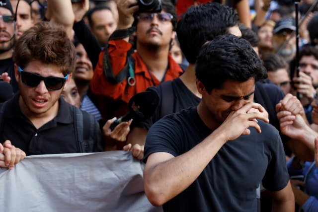 Students react during a tribute to Juan Pablo Pernalete, who died after being hit by a tear gas shot during a protest against Venezuelan President Nicolas Maduro, in Caracas, Venezuela April 27, 2017. REUTERS/Carlos Garcia Rawlins