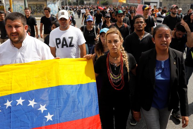 Lilian Tintori (C), wife of jailed opposition leader Leopoldo Lopez, attends to a tribute to Juan Pablo Pernalete, who died after being hit by a tear gas shot during a protest against Venezuelan President Nicolas Maduro, in Caracas, Venezuela April 27, 2017. REUTERS/Carlos Garcia Rawlins