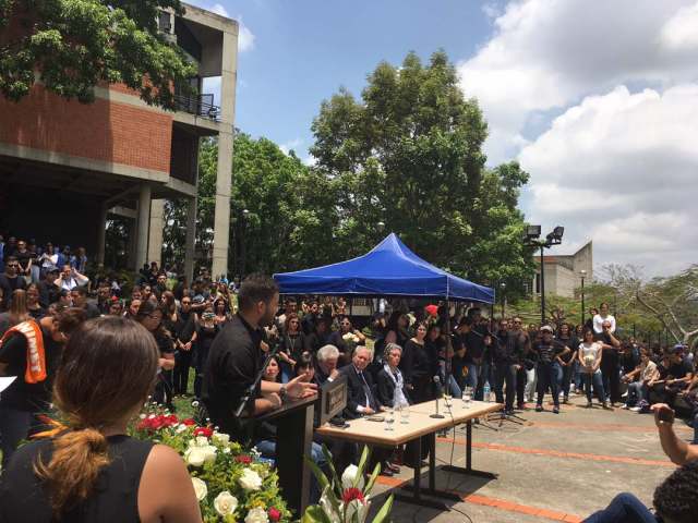 En la Unimet oficiaron una emotiva misa en memoria a Juan Pernalete. Foto: Margarita Toledo