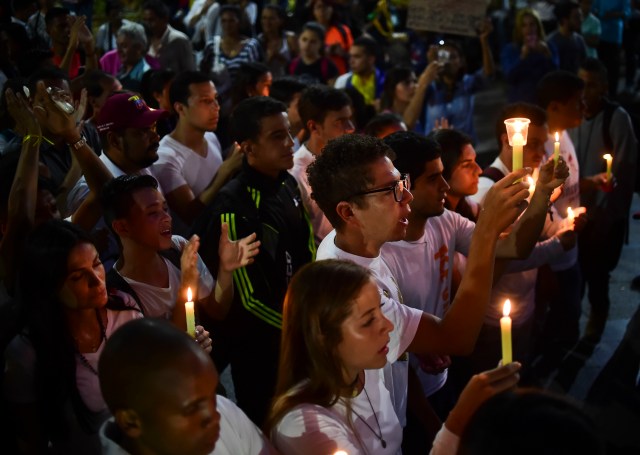 Venezuelan students participate in a march paying tribute to fellow student Juan Pablo Pernalete -killed on April 26 by the impact of a gas grenade during a protest against President Nicolas Maduro- in Caracas, on April 29, 2017. Nearly a month of clashes between anti-government protesters and the police have left 28 people dead in Venezuela, according to prosecutors. / AFP PHOTO / RONALDO SCHEMIDT