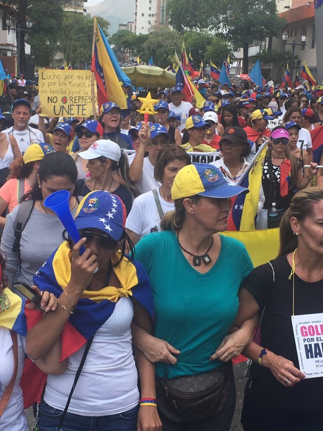 Marcha de mujeres en Valencia, se concentra en distribuidor El Trigal. (Foto @caraboboreporta)