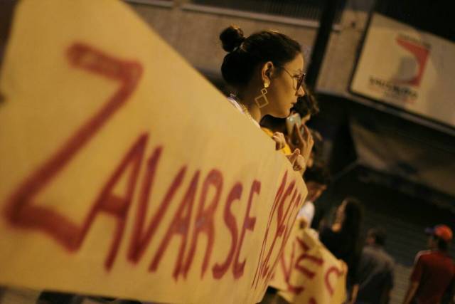 Estudiantes congregados en la Plaza Bolívar de Chacao para la vigilia en honor a los caídos en las últimas semanas durante las protestas en el país. Foto: Régulo Gómez/Lapatilla