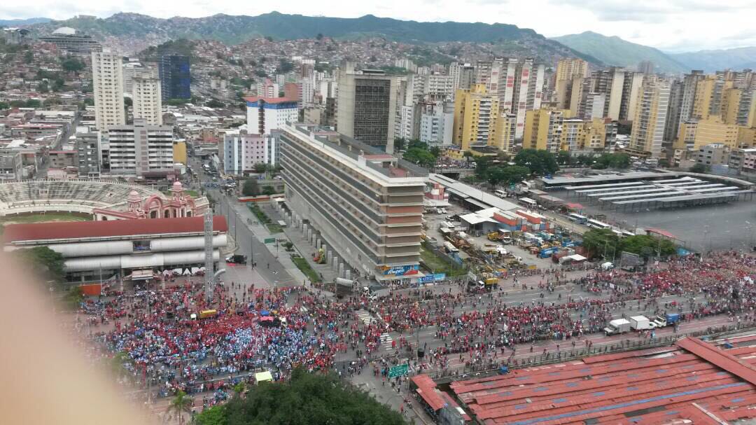 Desmintiendo el efecto VTV: Las FOTOS desde un punto alto en la Av. Bolívar (cada vez menos)