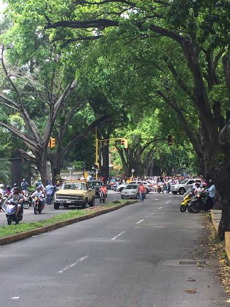 Manifestantes suben hacia la Cota Mil por La Castellana (Foto: @HAIDYRODRIGUEZ)