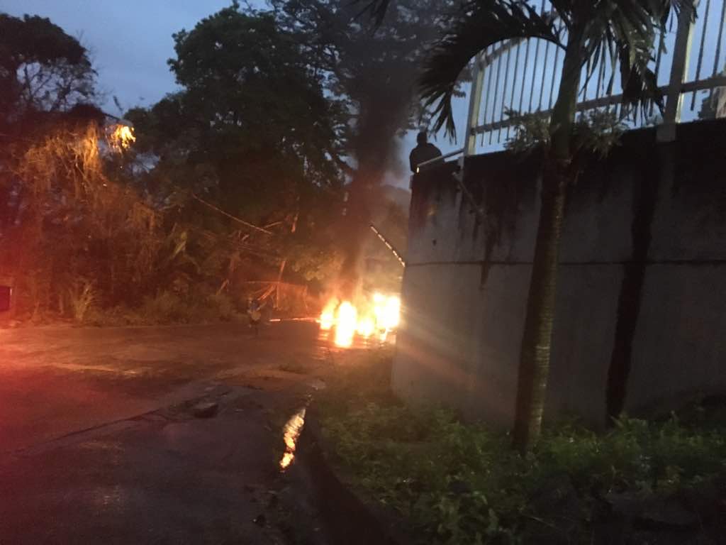 Trancas y barricadas en Parque Caiza #2May (Fotos)