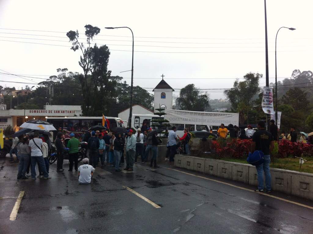 En la redoma de San Antonio de Los Altos vecinos realizan trancazo (Fotos) #2May