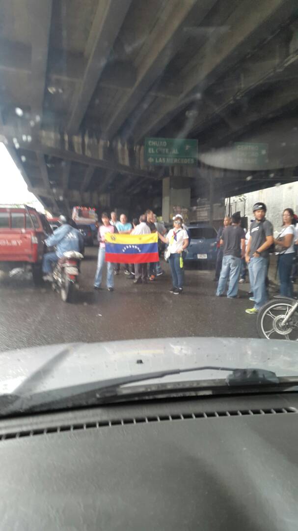 Final de Las Mercedes. Salida a la autopista. 8.01 am #2Mayo @anavescobar