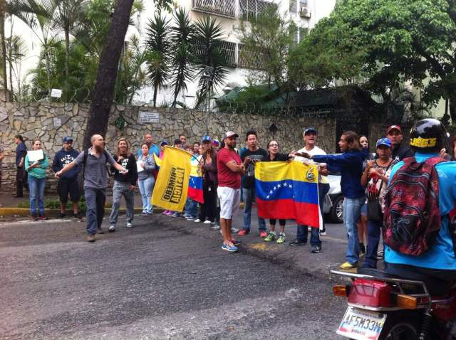 Vecino de Palo Verde salen a trancar las calles como protesta en contra el Gobierno de Nicolás Maduro