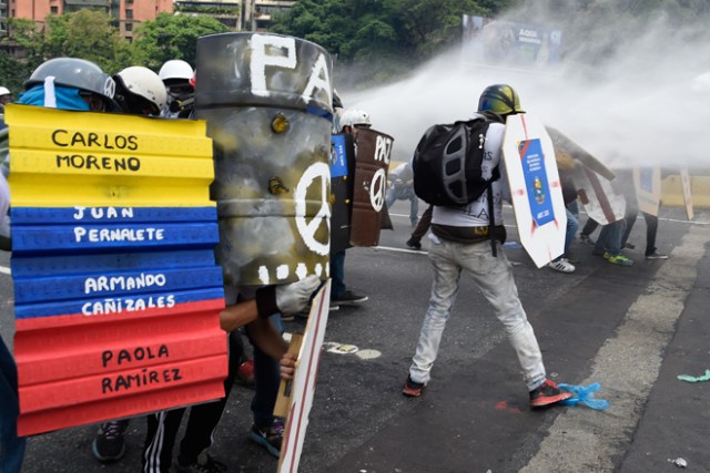 Escuderos de la Libertad en medio de la represión este #10May  / AFP PHOTO / FEDERICO PARRA