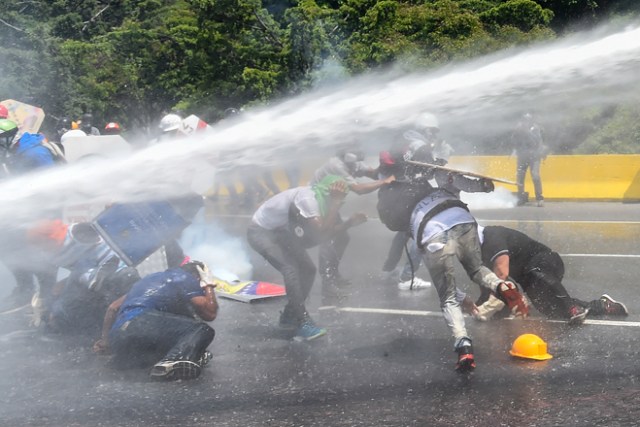 Escuderos de la Libertad en medio de la represión este #10May  / AFP PHOTO / FEDERICO PARRA