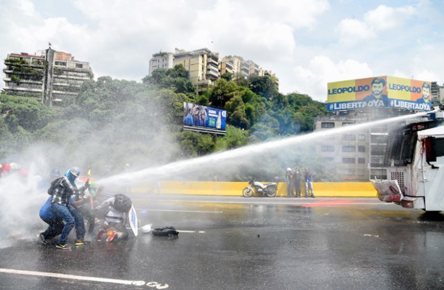 Escuderos de la Libertad en medio de la represión este #10May  / AFP PHOTO / FEDERICO PARRA