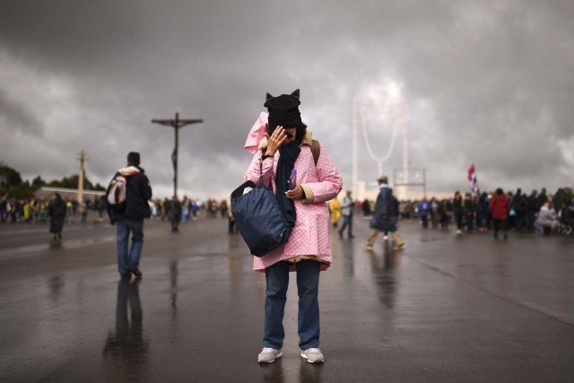 A man prays at Fatima Sanctuary in Fatima, central Portugal, on May 12, 2017.   Two of the three child shepherds who reported apparitions of the Virgin Mary in Fatima, Portugal, one century ago, will be declared saints on May 13, 2017 by Pope Francis. The canonisation of Jacinta and Francisco Marto will take place during the Argentinian pontiff's visit to a Catholic shrine visited by millions of pilgrims every year. / AFP PHOTO / PATRICIA DE MELO MOREIRA