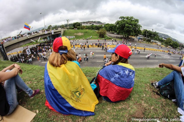 Con banderas, cruces y bajo la lluvia los opositores se plantaron en Caracas.