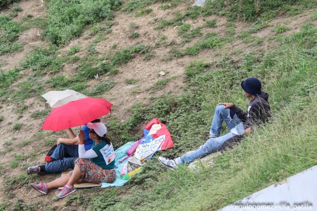 Con banderas, cruces y bajo la lluvia los opositores se plantaron en Caracas.