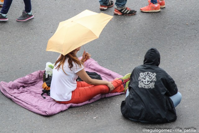 Con banderas, cruces y bajo la lluvia los opositores se plantaron en Caracas.