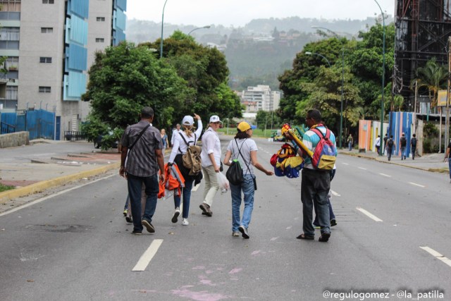 Con banderas, cruces y bajo la lluvia los opositores se plantaron en Caracas.