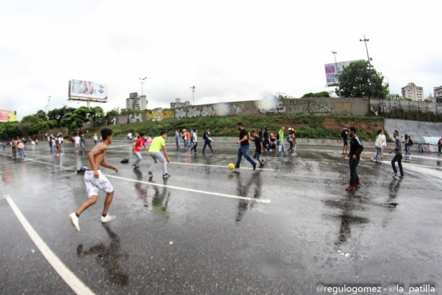 Con banderas, cruces y bajo la lluvia los opositores se plantaron en Caracas.