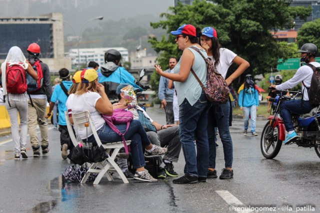 Con banderas, cruces y bajo la lluvia los opositores se plantaron en Caracas.