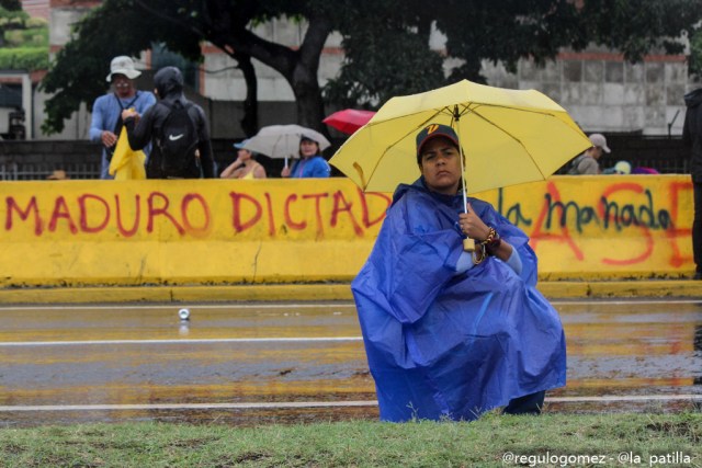 Con banderas, cruces y bajo la lluvia los opositores se plantaron en Caracas.