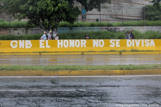 Con banderas, cruces y bajo la lluvia los opositores se plantaron en Caracas.