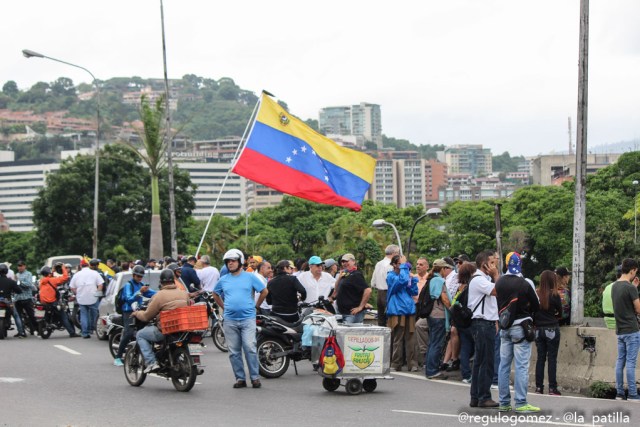 Con banderas, cruces y bajo la lluvia los opositores se plantaron en Caracas.