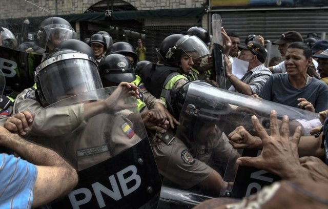 Un enfrentamiento entre opositores y la Policía Nacional Bolivariana durante una protesta en Caracas Credit Juan Barreto/Agence France-Presse — Getty Images