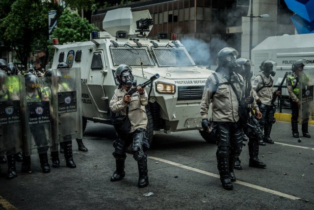 Las fuerzas de seguridad durante una manifestación antigubernamental en Caracas, en abril Credit Meridith Kohut para The New York Times