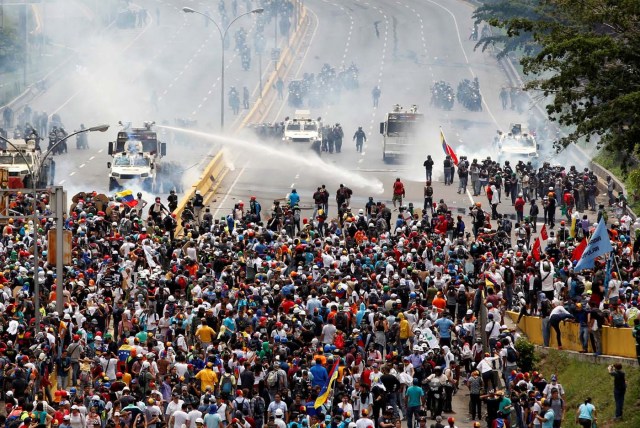 Opposition supporters clash with riot police during a rally against President Nicolas Maduro in Caracas, Venezuela, May 3, 2017.  REUTERS/Christian Veron