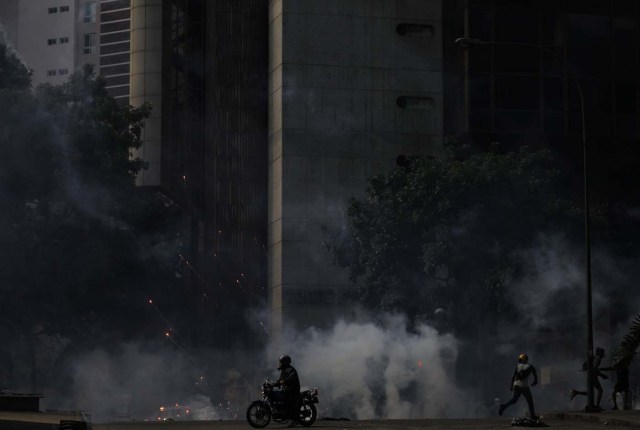 Opposition supporters clash with security forces during a rally against Venezuela's President Nicolas Maduro in Caracas, Venezuela May 20, 2017. REUTERS/Carlos Barria