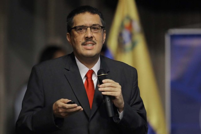 Ramon Lobo, Venezuela's Economy Vice President speaks during a press briefing at the Venezuelan Central Bank in Caracas, Venezuela May 23, 2017. REUTERS/Carlos Barria