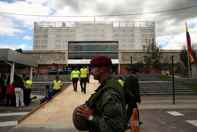 Police and soldiers guard the entry of the National Assembly ahead of Ecuadorean President Lenin Moreno's inauguration in Quito, Ecuador, May 23, 2017. REUTERS/Mariana Bazo