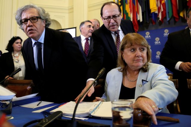 El secretario general de la Organización de Estados Americanos (OEA), Luis Almagro, y la ministra de Relaciones Exteriores de Argentina, Susana Malcorra, abren en Washington una reunión de cancilleres para discutir la situación de Venezuela, EEUU, 31 de mayo de 2017. REUTERS/Yuri Gripas