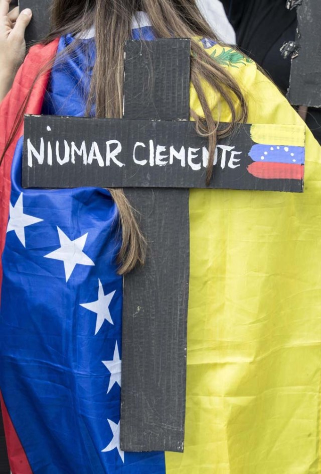 Vatican City (Vatican City State (holy See)), 07/05/2017.- Demonstrators with black crosses adorned with Venezuela flags and with the names of those killed in weeks of violent demonstrations calling on Venezuela's President Nicolas Maduro to step down, stage a demonstration in St. Peter's Square prior to the start of Pope Francis Regian Coeli noon prayer, at the Vatican, 07 May, 2017. (Protestas, Papa) EFE/EPA/Massimo Percossi