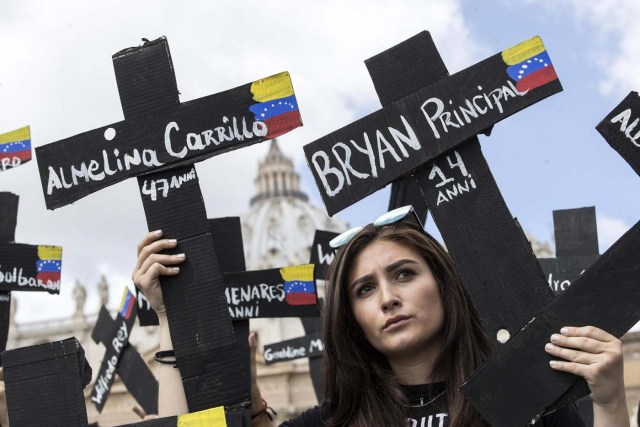 Vatican City (Vatican City State (holy See)), 07/05/2017.- Demonstrators with black crosses adorned with Venezuela flags and with the names of those killed in weeks of violent demonstrations calling on Venezuela's President Nicolas Maduro to step down, stage a demonstration in St. Peter's Square prior to the start of Pope Francis Regian Coeli noon prayer, at the Vatican, 07 May, 2017. (Protestas, Papa) EFE/EPA/Massimo Percossi