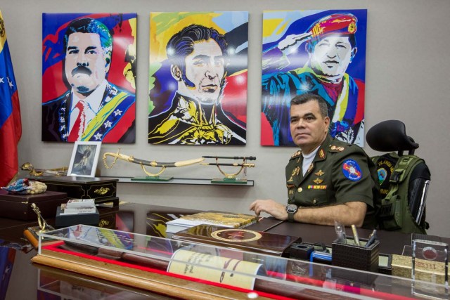 VEN004. CARACAS (VENEZUELA), 07/05/2017 - Fotografía del 5 de mayo de 2017, del ministro de defensa de Venezuela, General Vladimir Padrino López, durante una entrevista con Efe, en Caracas (Venezuela). Padrino, aseguró que la Fuerza Armada Nacional Bolivariana (FANB) está del lado de un proceso constituyente de acuerdo con los principios que establece la Constitución de ese país, por voto universal, directo, secreto y libre. EFE/MIGUEL GUTIÉRREZ