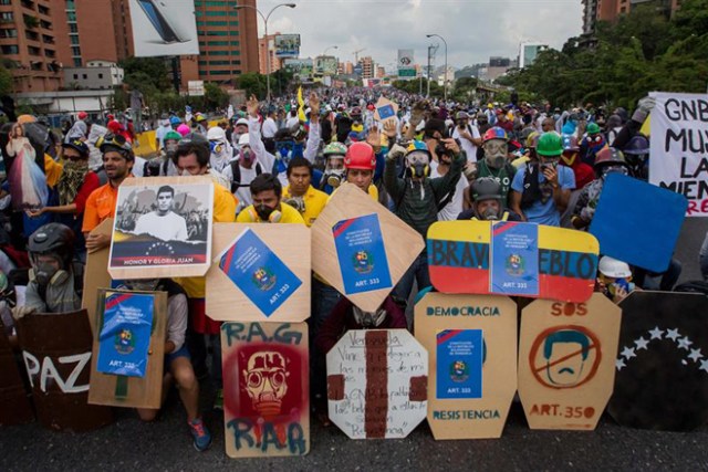 Escuderos en medio de brutal reprsión en Caracas, Venezuela, May 10, 2017 / EFE