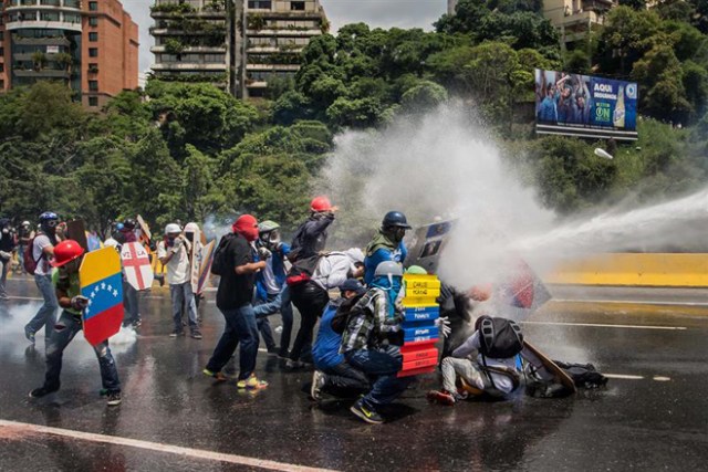 Escuderos en medio de brutal reprsión en Caracas, Venezuela, May 10, 2017 / EFE