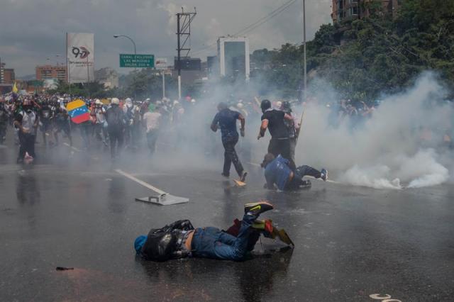 La brutal represión de este #10May que dejó un muerto y más de 160 heridos. EFE