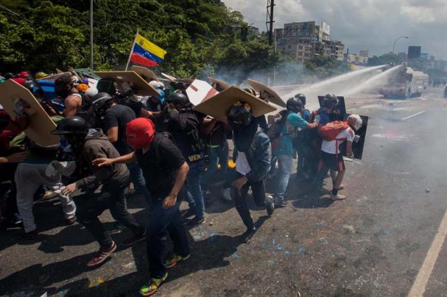 La brutal represión de este #10May que dejó un muerto y más de 160 heridos. EFE