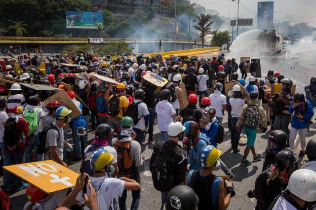 La brutal represión de este #10May que dejó un muerto y más de 160 heridos. EFE