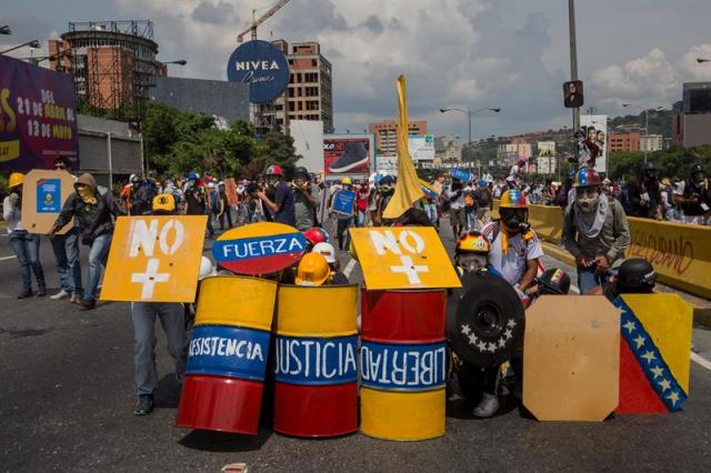 La brutal represión de este #10May que dejó un muerto y más de 160 heridos. EFE